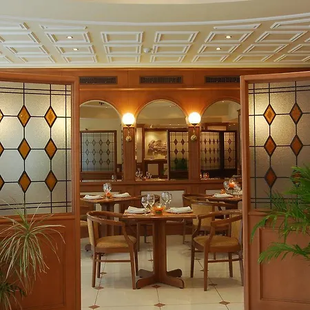 Atrium & Jacuzzi 4*