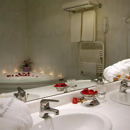 Отель Atrium & Jacuzzi 4*