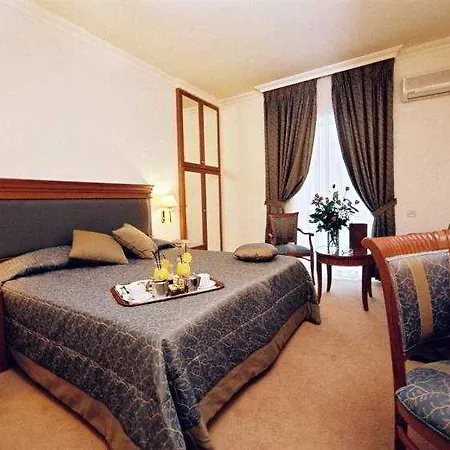 Atrium & Jacuzzi