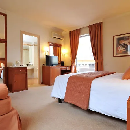 Отель Atrium & Jacuzzi 4*