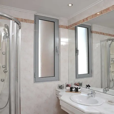 Atrium & Jacuzzi 4*